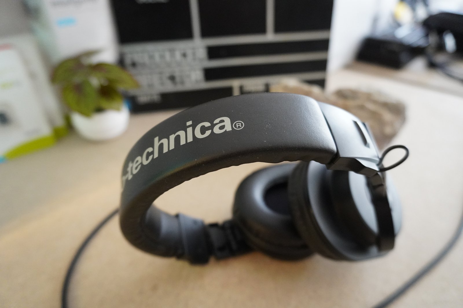 Audífonos en el espacio de trabajo audiovisual